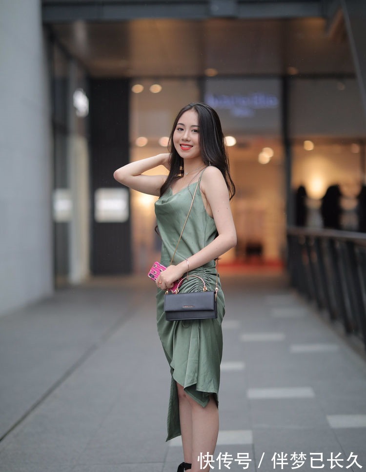 绿色连衣裙|墨绿色连衣裙搭配黑色高跟鞋,贴身舒适,彰显慵懒风格