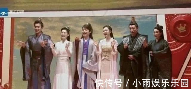 李沁挽张若昀胳膊上热搜,女演员为了避嫌也需“礼仪手”吗?