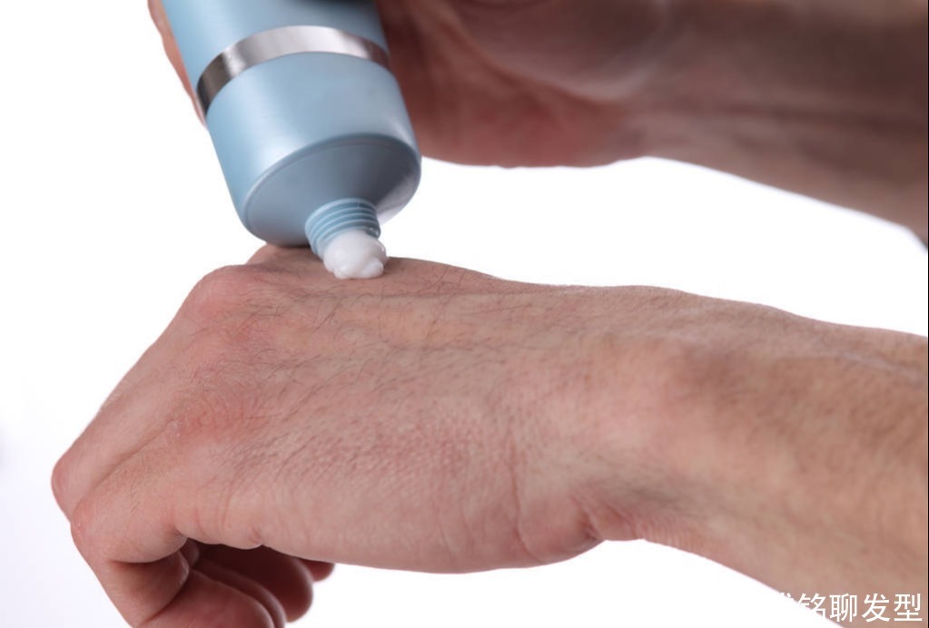 头发染什么颜色,过敏风险最小?做好皮肤测试,才能放心染发