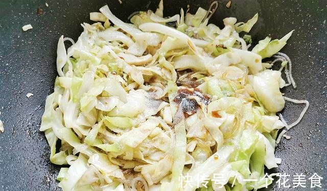 包菜炒粉条时,很多人第一步就错,教你正确做法,脆爽入味又下饭!