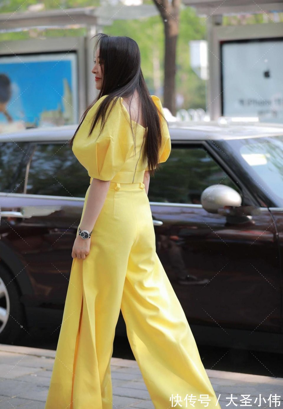 气质美女|美女街拍:看了这个气质美女,身材极好,第一次看到微胖也能这么美