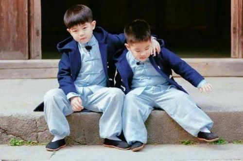 哥哥|哥哥亲近刚出生的妹妹,妹妹就莫名哭泣,妈妈打开襁褓脸都变白了