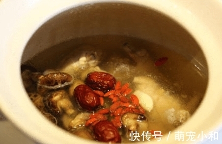 炖鸡汤,放哪些食材调料最好?大厨:谨记这4样,鸡汤鲜美营养足