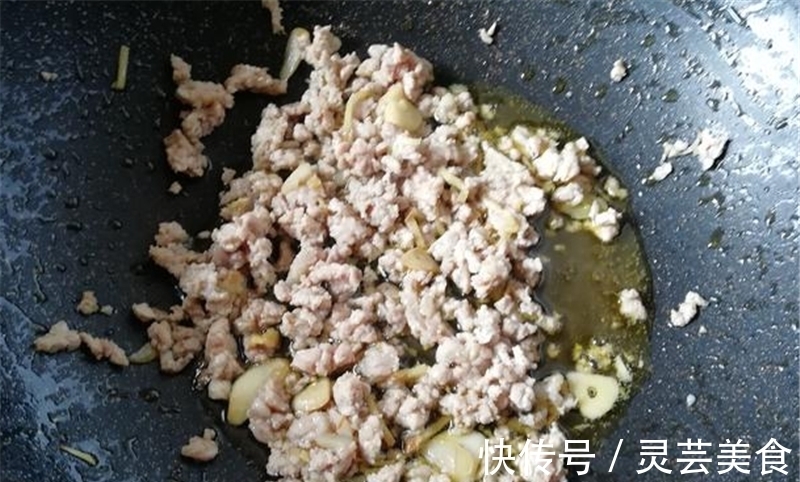 平菇|韭菜平菇一起炒,家常美味,好吃很下饭,根本吃不够