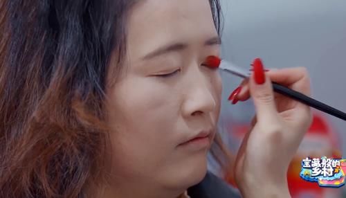 孔雪儿的“卧蚕画法”火了，轻轻在素人眼上一画，眼睛瞬间变大一圈