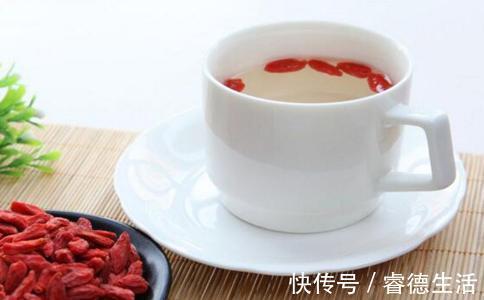 枸杞多糖|睡前吃“枸杞”比人参都厉害什么时间吃枸杞才能发挥最大功效
