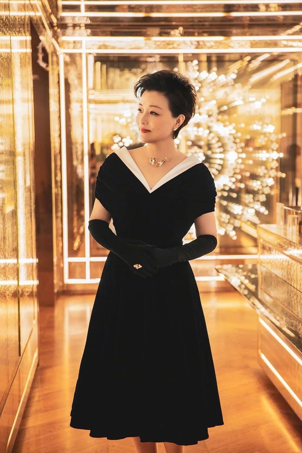 52岁的杨澜状态太好了!穿针织开衫搭配阔腿裤高级减龄,漂亮大方