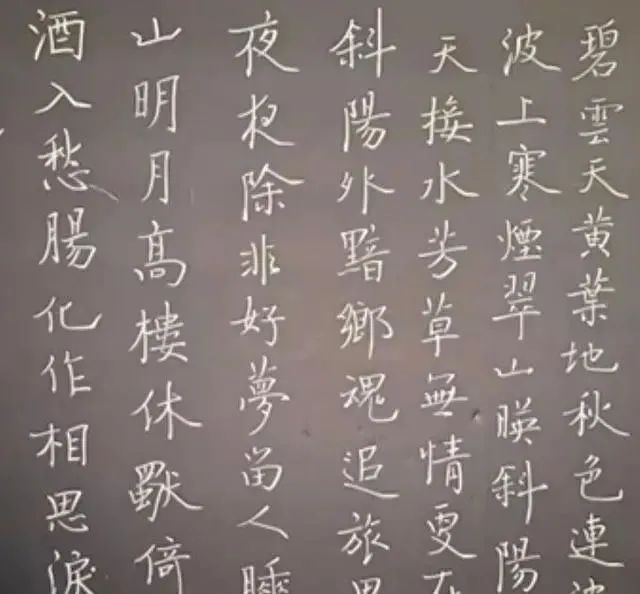 唐风晋@让人叹服!这位老师凭粉笔字蹿红网络,网友盛赞,唐风晋韵闺秀气