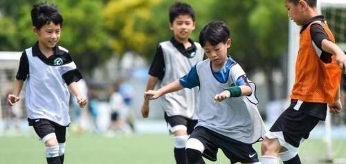 小李|弟弟14岁身高179,哥哥18岁却只有170,爸爸难道是抱错了孩子