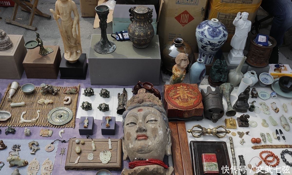 在潘家园捡漏不容易,只要你蹲下,就可能被卖家捡漏