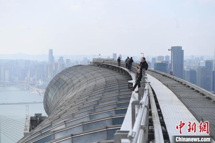 高空游览|重庆高空游览项目吸引游客体验“云中漫步”