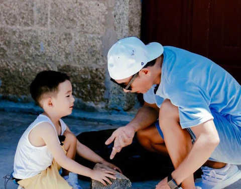 陈小春吃宴席被批没教养,自己扒菜不顾他人感受,对儿子却双标