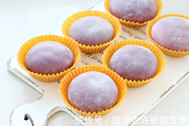 风靡朋友圈的网红小甜品，没有烤箱也能做，软糯香甜一口气能吃仨