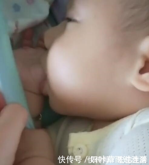 偷吃|宝妈看见小宝宝在偷吃东西，觉得非常好奇，掀开被子哈哈大笑