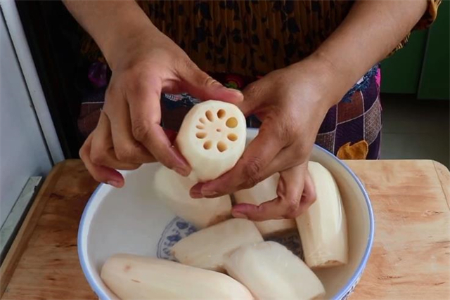诀窍|饭店的凉拌莲藕为啥那么好吃,原来做法有诀窍,看一遍就学会