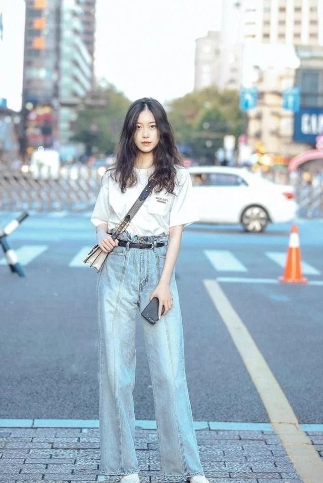 时尚|穿红色吊带连衣裙的美女，身材颜值俱佳，尽显时尚风采
