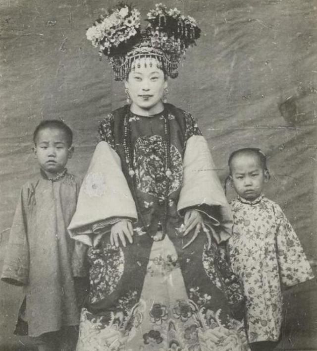 相貌|晚清老照片青楼女子相貌娇俏清丽,梳着别致的发髻十分美艳动人