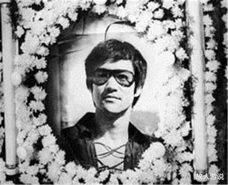 守墓|李小龙去世后爱徒为他守墓,儿子陪伴身边,墓碑上12个字令人深思