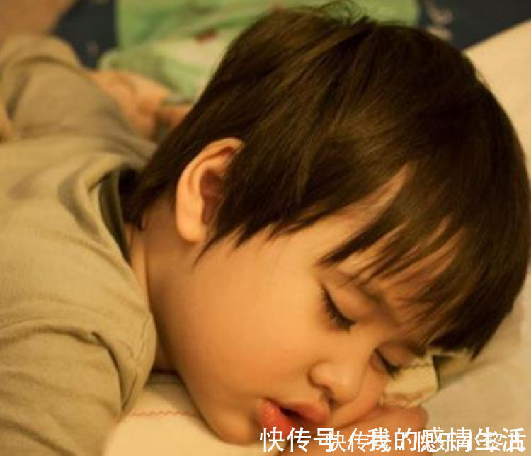 宝妈|老人常说“睡一觉,长一寸”,贪睡宝宝长得高?需远离错误睡姿