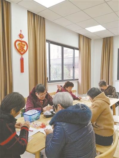 展品柜|舜辰老年公寓：串彩珠做网花 桑榆暮景也光华