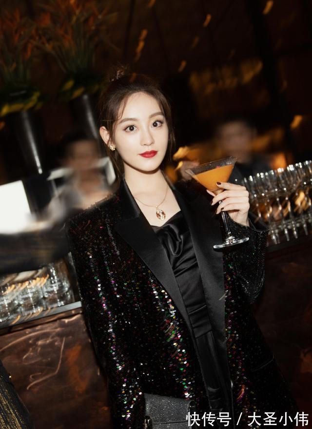 美女|美女街拍:小姐姐太美了,穿亮片外套配超短裤露出逆天长腿,丸子头俏皮洋气