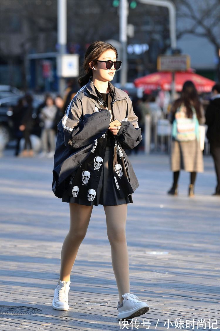 美女 街拍:美女?毛边牛仔短裤蕾丝边的设计,搭配细跟鞋,非常时尚!