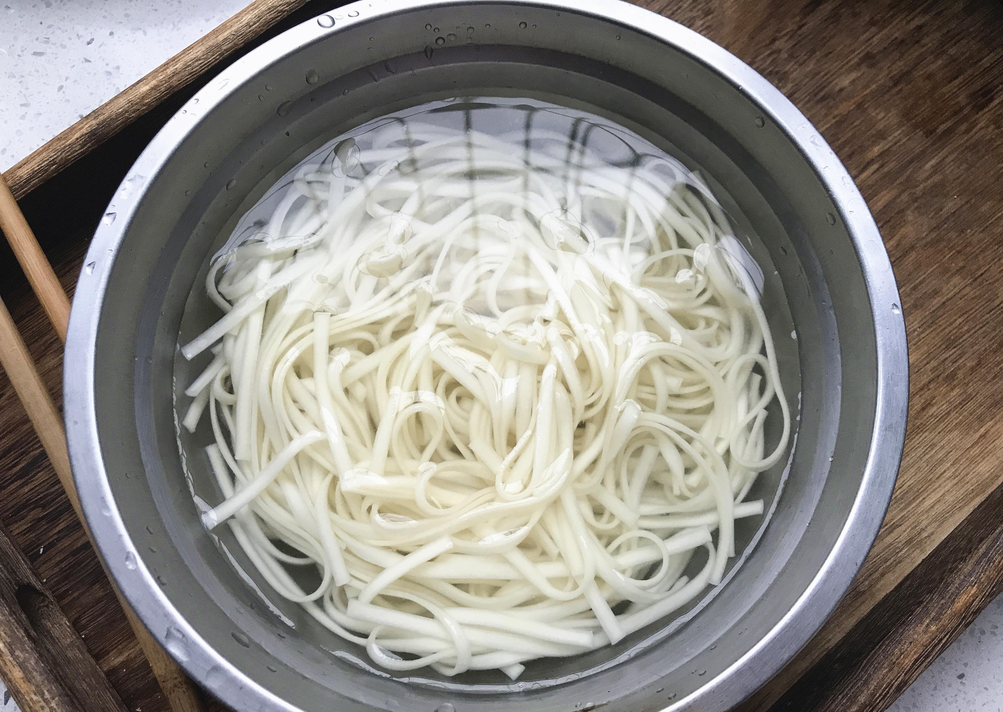 手擀面筋道|一碗面,做法简单滋味十足,几种调料拌一拌,吃着太过瘾了