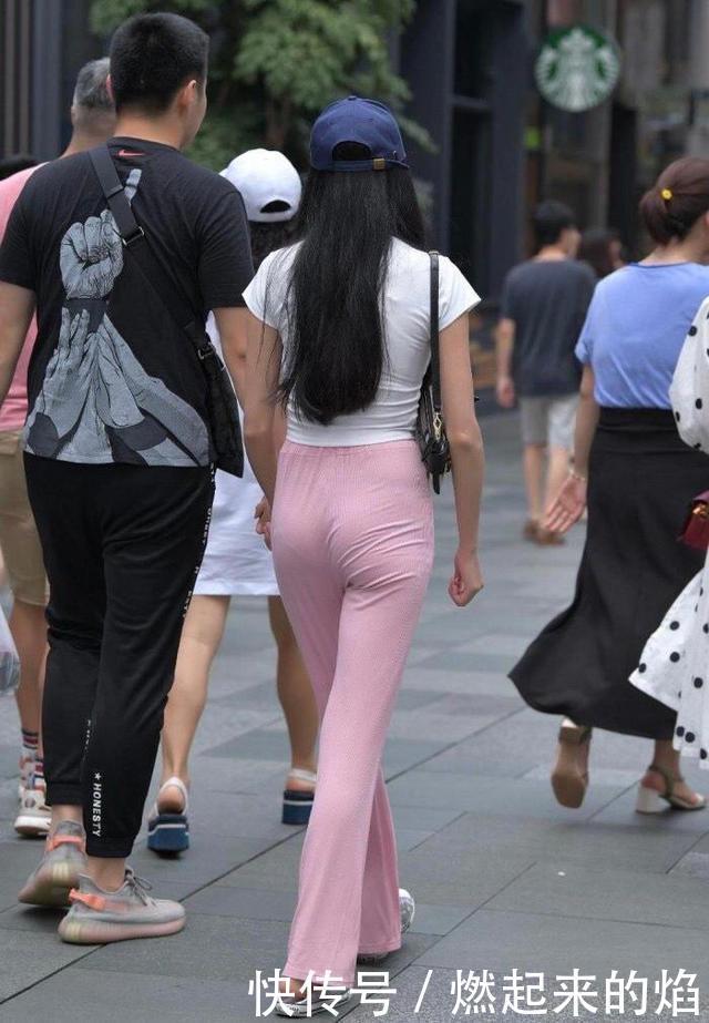 纯白色T恤搭配粉色针织裤，休闲时髦又减龄，更显少女气场