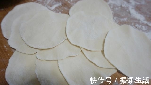 这个馅的饺子百吃不厌,我家每周都包一次,馅香味美,真好吃