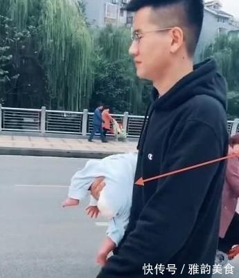 淡定|“淡定奶爸”抱娃姿势走红,路过的大妈眼神亮了:这是亲生的?