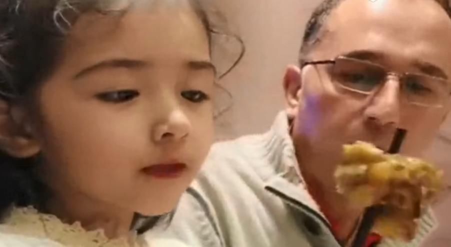 不愿意|老外爷爷跨国来见孙女,一起吃饭的样子太萌了,网友羡慕小姑娘