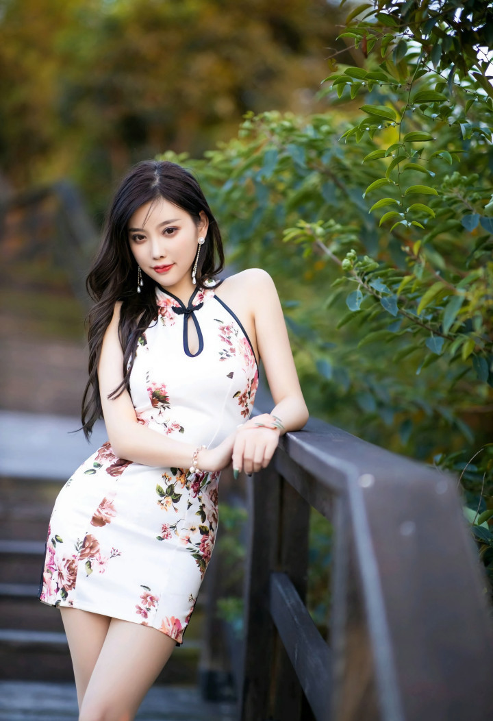 白色旗袍别一番风情,让人无法抵抗得了吧