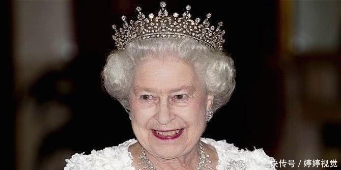 戴帽子|92岁英国女王难得淘气,扮成乡村老太好可爱,自己搭火车过圣诞