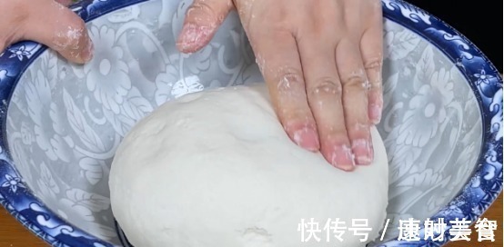 步骤|简单的葱油饼做法，当早餐吃很合适，柔软多层喷喷香