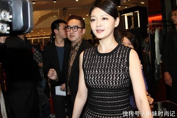 大S的气质真不错, 穿的裙子款式挺朴素的, 看着也很大气有魄力