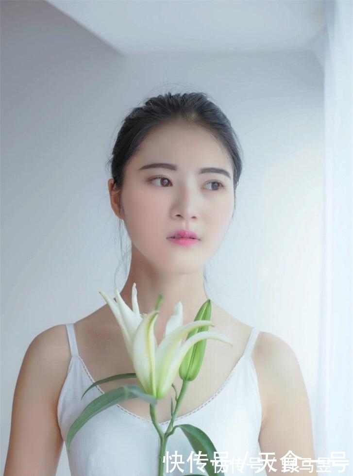 时髦 丰满红润的美女，搭配时髦，充满女人味！
