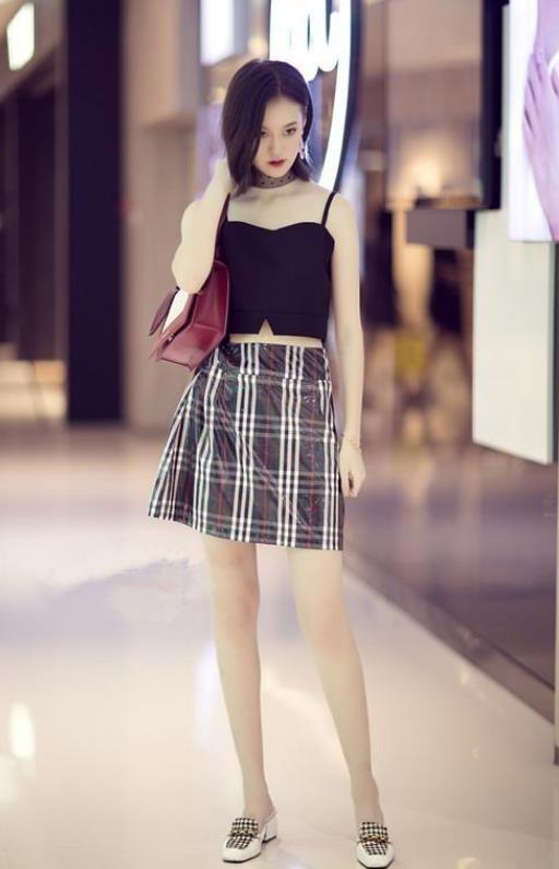 典雅|街拍:小姐姐的黑色穿搭很是典雅,靓丽妆容,很是吸睛