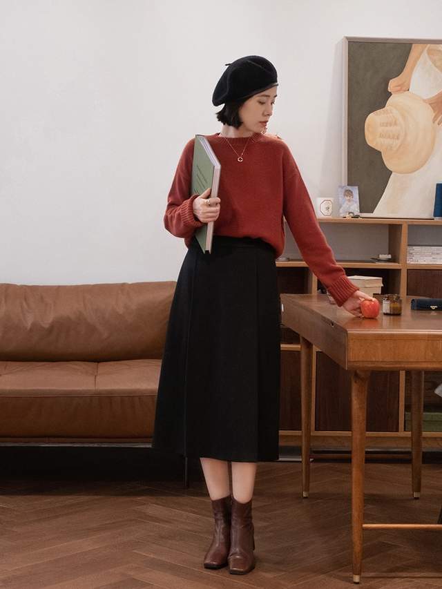 羽绒服|今冬流行的“小黑裙”正火,搭配上大衣和羽绒服都超美,高级时髦