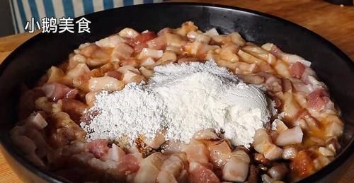 年夜饭猪肉好吃做法，淋2个鸡蛋，老做法教给你，吃一次就忘不了