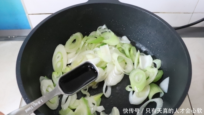 正确的葱爆羊肉做法,记住1招,羊肉嫩滑还不膻