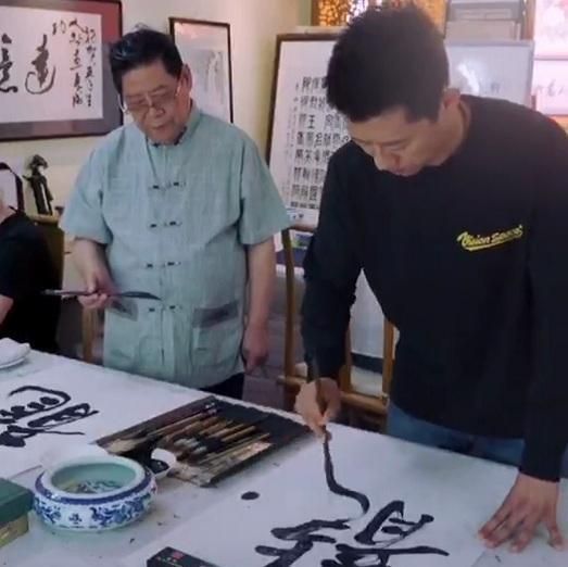 龙字$夏雨书法写龙字,专业书法家只给打60分,网友却给他打98分