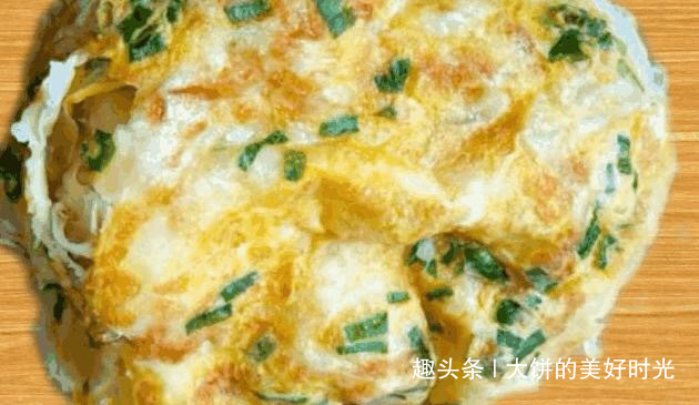 松软|鸡蛋饼教你如此做才能层层松软,孩子说第一次吃,鲜美营养,真香