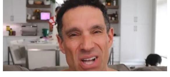 加拿大网红质疑金钟国靠药物练肌肉，粉丝不相信，反说网红蹭热度