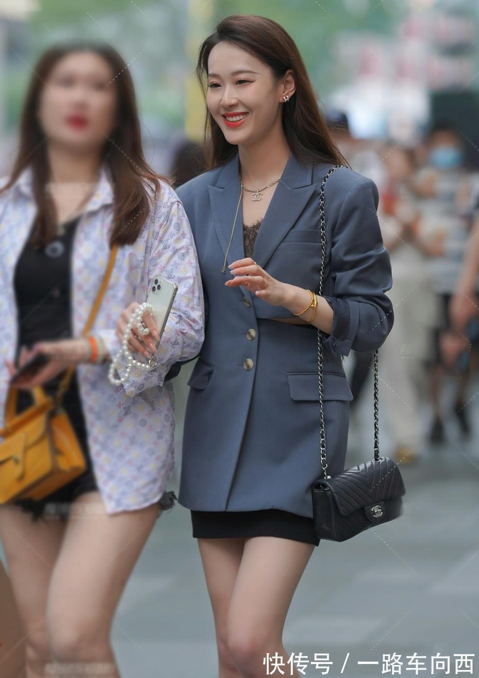 小姐姐|小西装又飒又帅，内搭黑色短裙，清凉时尚又优雅有风度