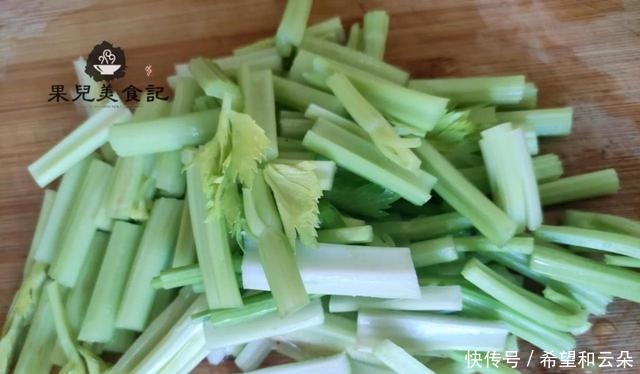 春天,用这菜炒肉,鲜香肉嫩,好吃又入味