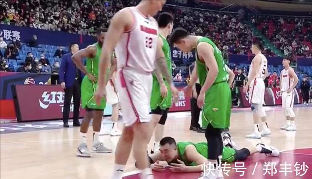 犯规|火爆一幕!韩德君威姆斯冲突被罚离场,胡明轩垫脚郭艾伦+赵继伟