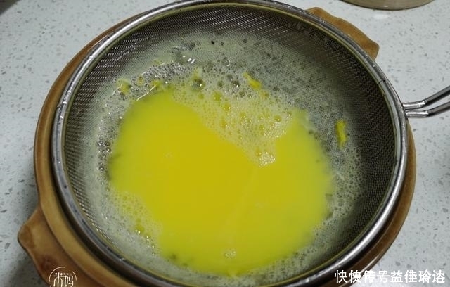 蒸鸡蛋羹,千万不可直接加水,蒸前多加1步,鸡蛋如同果冻般嫩滑