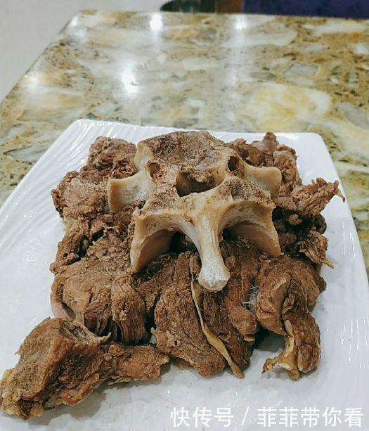 骨头|甘肃岷县的硬核早餐,一顿40元起,肉按块不按斤价格全看老板心情