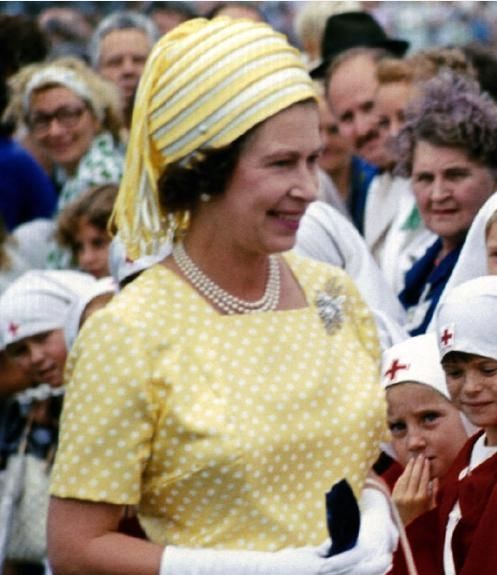 金色|这位94岁的女王不换衣服和珠宝佩戴金色欢乐胸针是点睛之笔