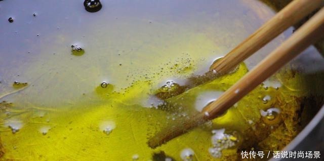 想吃肉丸子,用这种做法,肉末加一块老豆腐,锅里一炸,真香